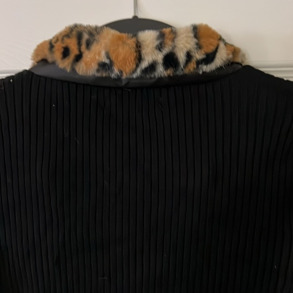 NWOT Forever 21 Faux Leopard Fur Zip-Up Sweater Size S - Picture 7 of 7